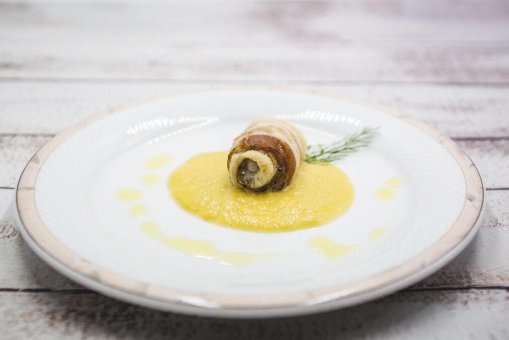 involtino-di-sogliola-e-bacon-su-crema-di-mai-ristorante-scafe-del-mar-vigevano