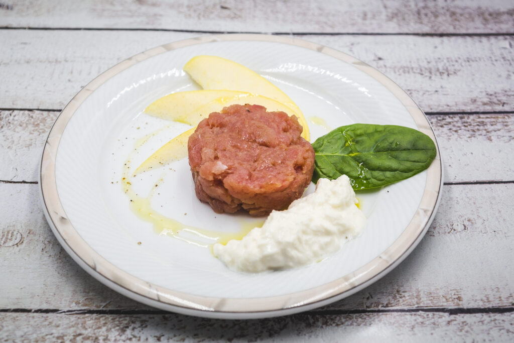 tartare-di-tonno-con-burratina-ristorante-cafe-del-mar-vigevano